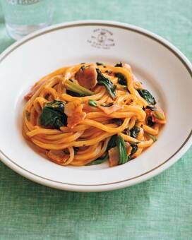 電子レンジでもっちり、うどんナポリタン。意外な調味料がおいしさのコツ！