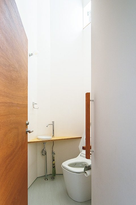 キッチン裏にある家族専用のトイレ