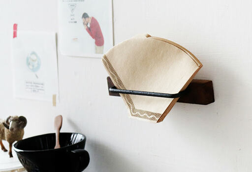 壁に掛けたコーヒーフィルターホルダー