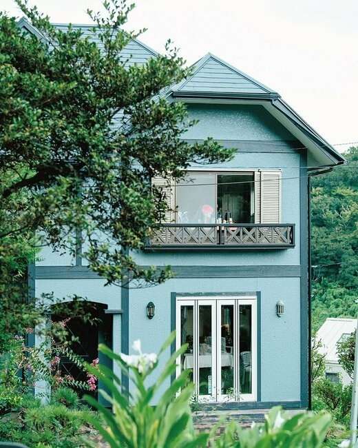 愛らしいブルーの洋館が母屋。2階のテラスからは湘南の海や江の島、富士山も一望できます。この景色を見ているだけで「ああ、この環境はありがたいな、と思えるの」