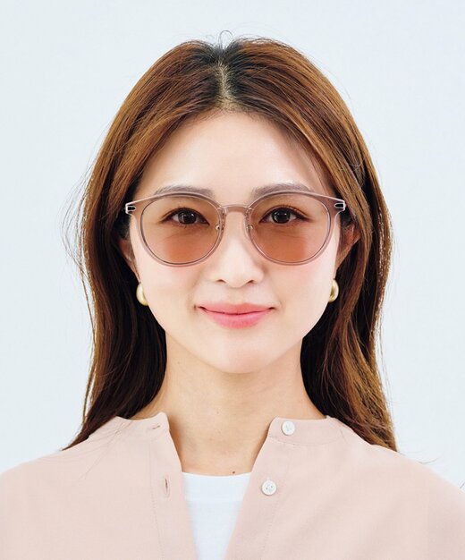 サングラスをかけた女性が正面を向いている