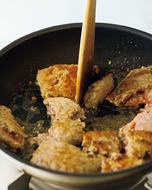 豚ひき肉をヘラで切るようにしてほぐしている