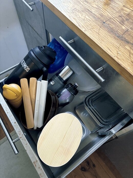 引き出しの中に煩雑に置かれたお弁当箱や水筒