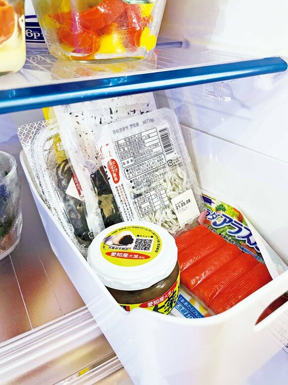 冷蔵庫内のケースにかにかまなど