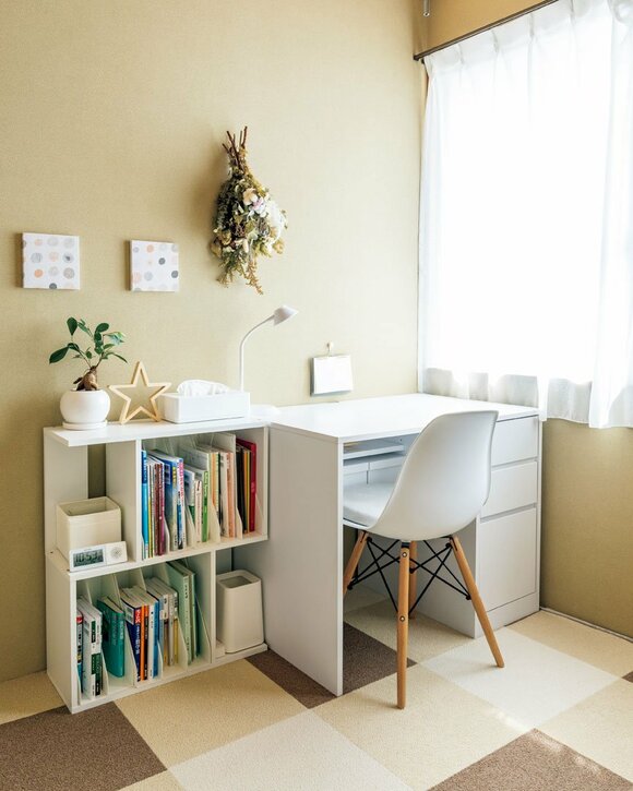 窓際に白机とイス