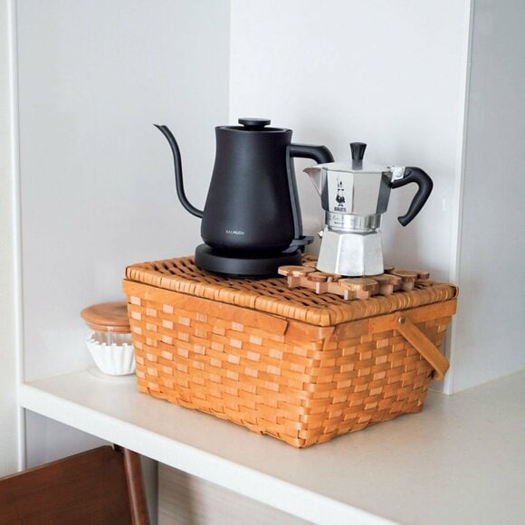 カゴの上にコーヒーセット