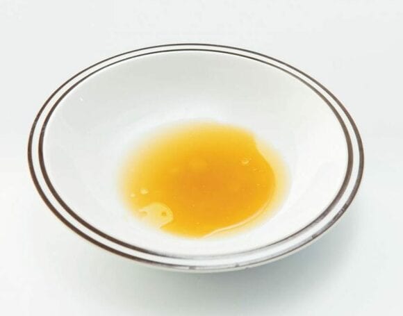 器に入った麺つゆ