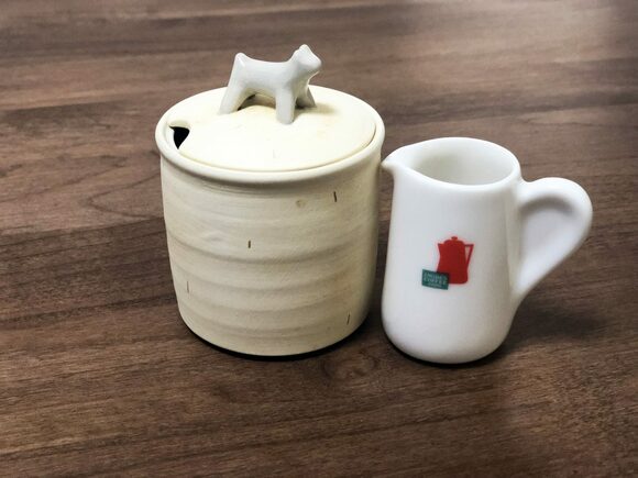 作家ものの砂糖入れ