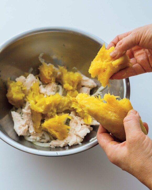 焼きイモをほぐす様子