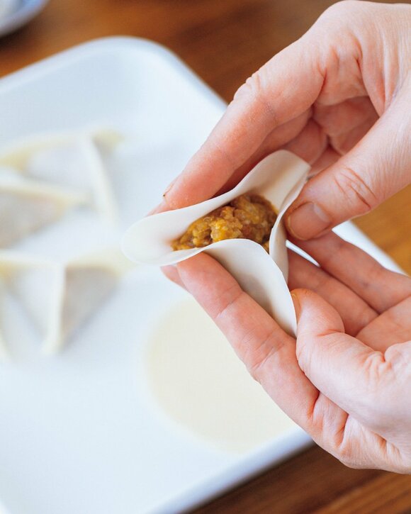 ギョーザの皮を包む