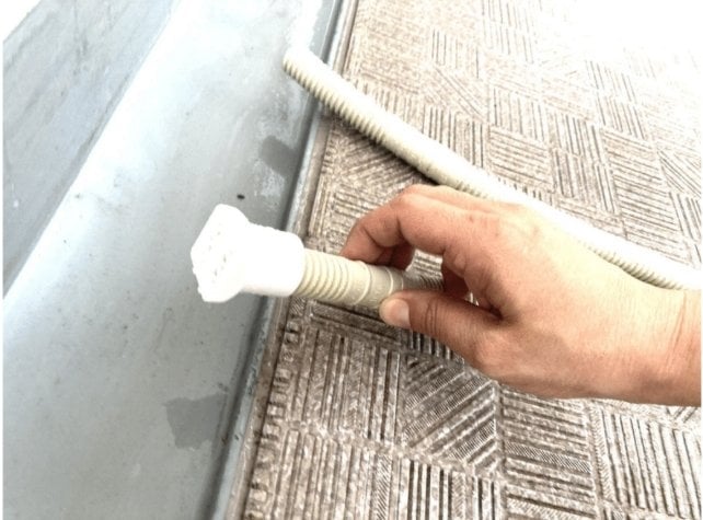 ホースの先に防虫キャップをつける