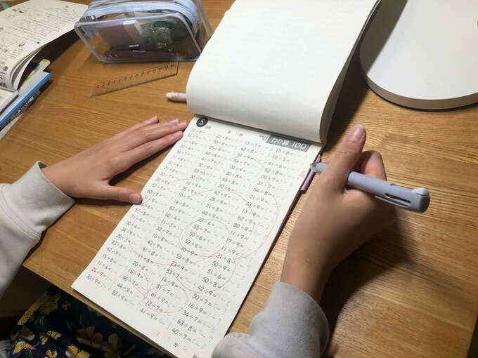 ドリルをする子ども