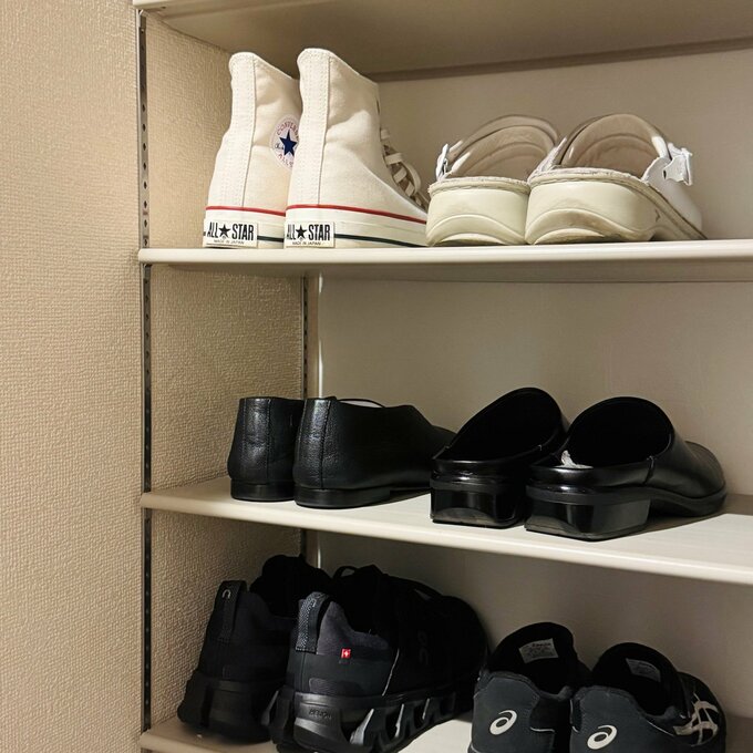 靴箱に並べられた6足の靴