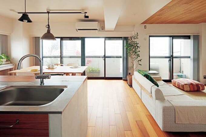 穏やかな光が入る落ち着いたリビングダイニング