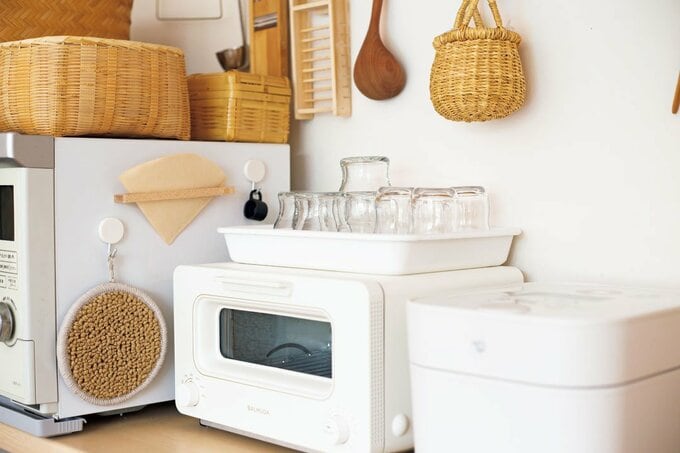 トースターの上にコップ