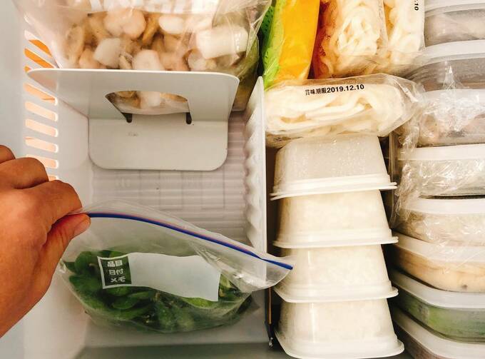 ブックスタンドに立てて食材を保存