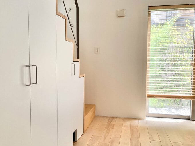 収納とアイアンの手すりがあるリビング階段