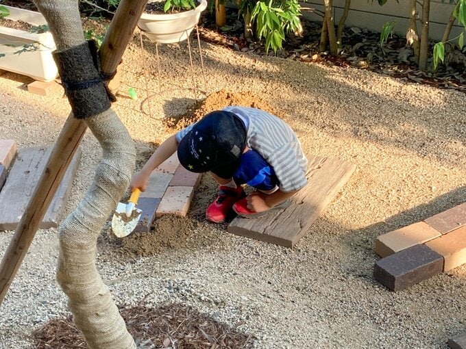 庭づくりをする子ども