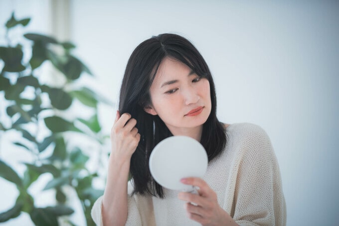 髪に悩む女性