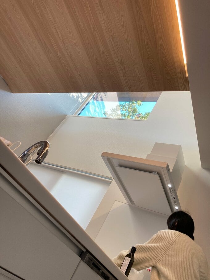 東側の吹き抜けをキッチンから見上げた様子