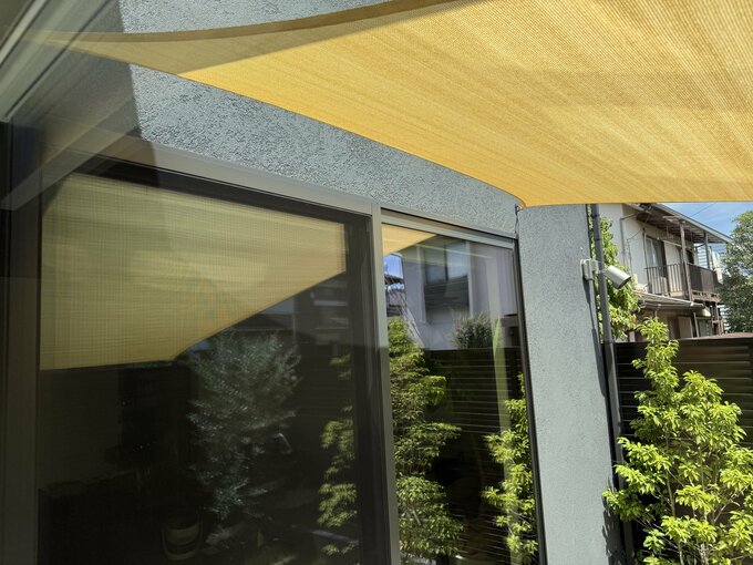 南の掃き出し窓の外側に日除けをつくることで、日射熱を大幅にカットできました