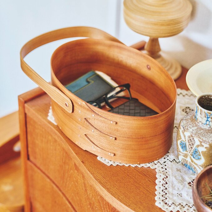 小物が入った棚の上のカゴ