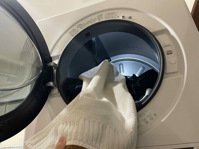 ガス乾燥機から乾いた洗濯物を出す