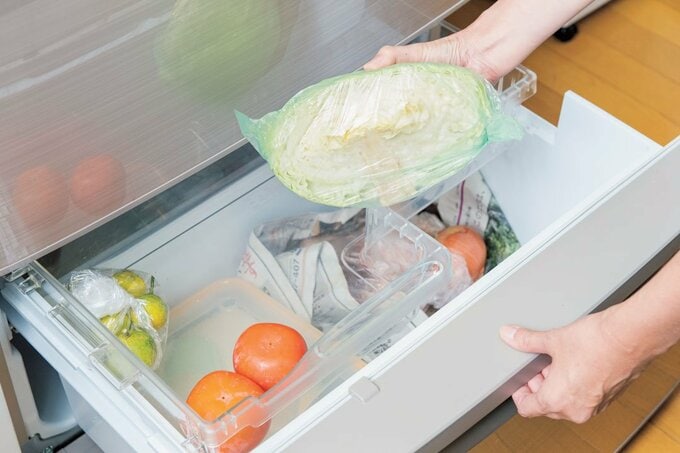 冷蔵庫野菜室からキャベツを取り出す様子