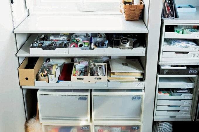 事務用引き出しをトレー代わりに使用している様子