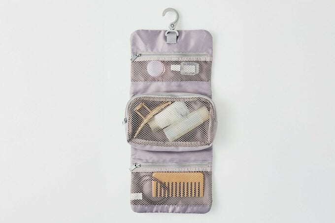 ポリエステル　吊るして使える着脱ポーチ付ケースを広げた様子