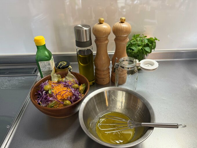 手づくりドレッシングとサラダ