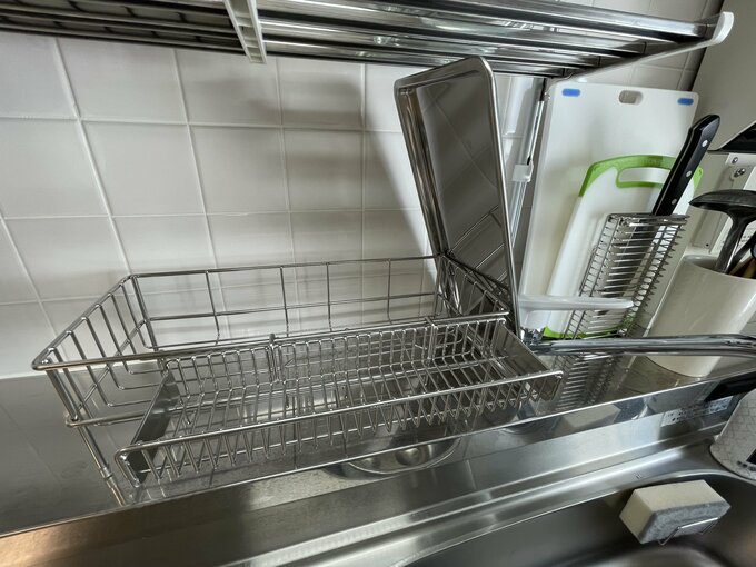 水受けトレーも立てかけて乾かします