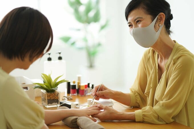 ネイリスト女性