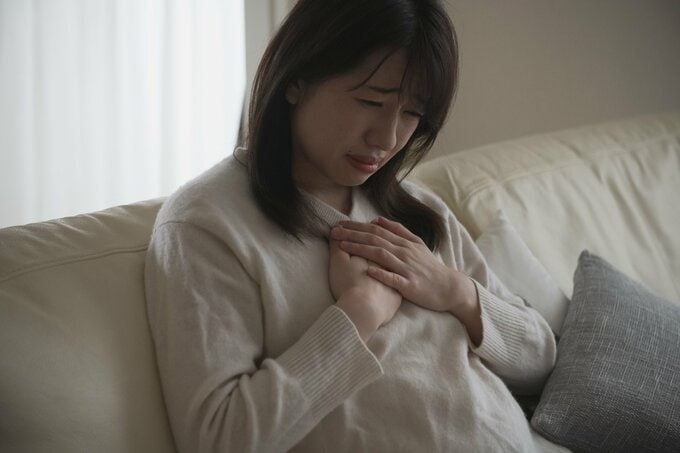 悩む女性