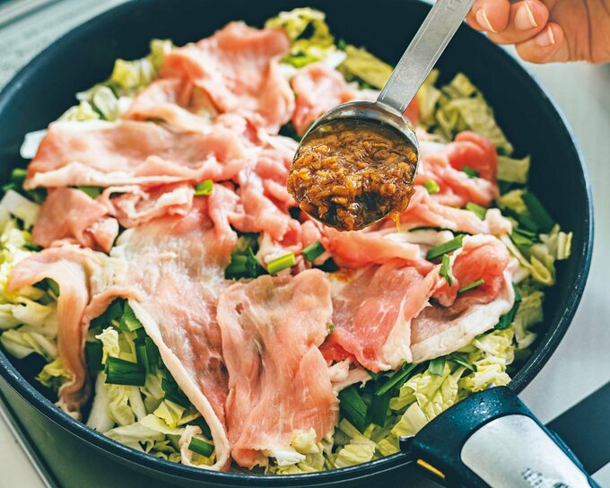 豚こまをのせたフライパン