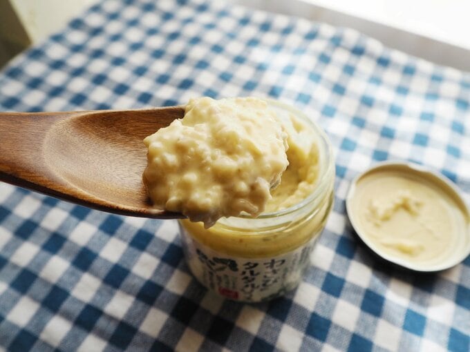 スプーンでわさびのタルタルソースをすくう