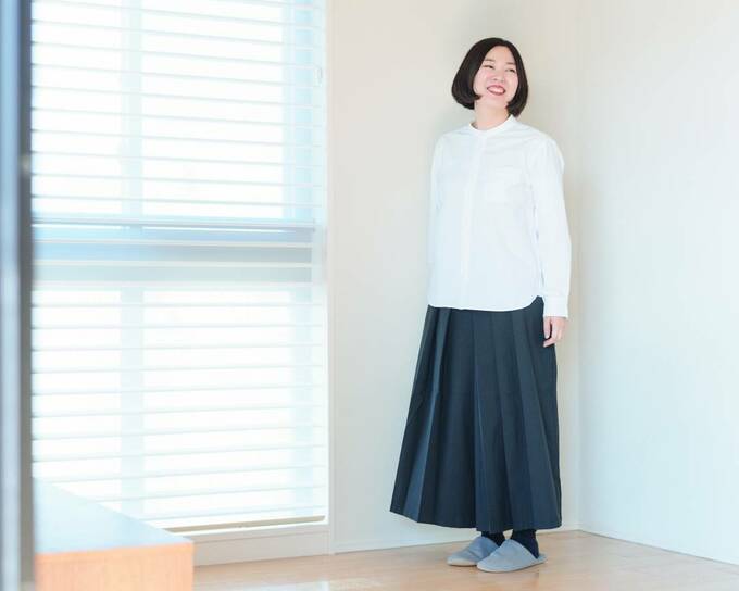 白シャツに黒スカート女性