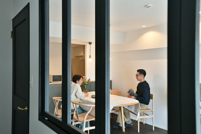 室内窓越しのLDK