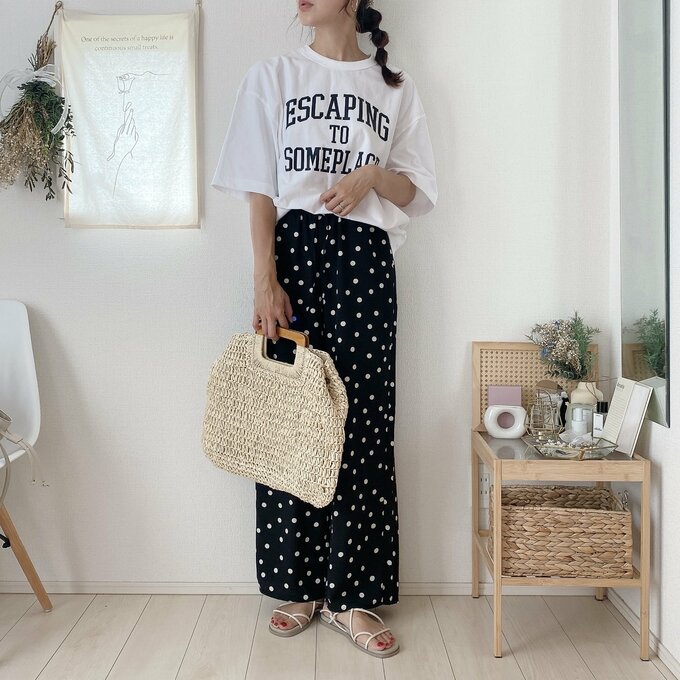 ロゴTとドット柄パンツで大人のリラックスコーデ