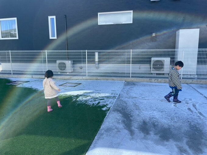 家の中から子どもたちを見ている様子
