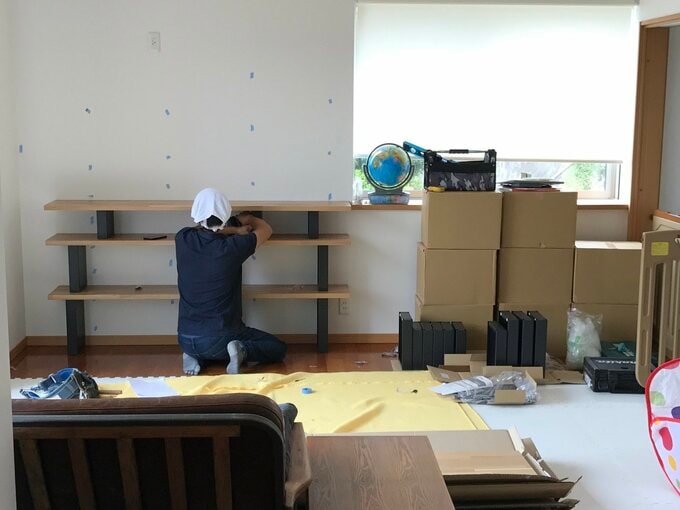 本棚を設置する様子