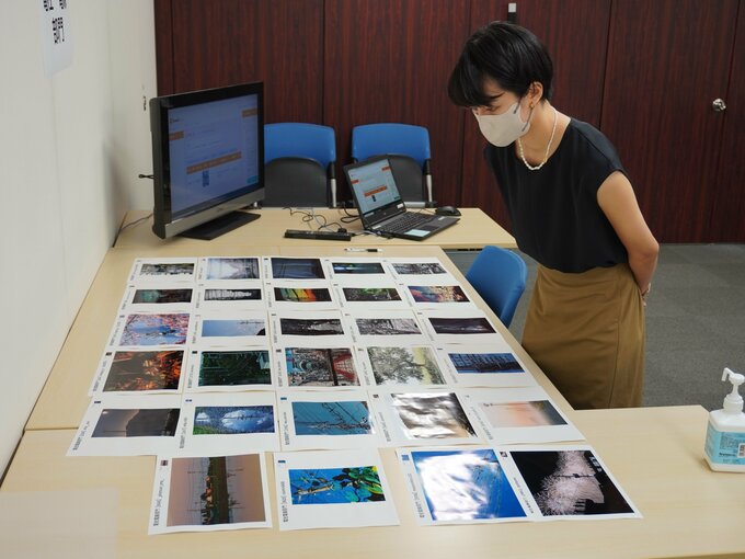 写真を選定する石山さん