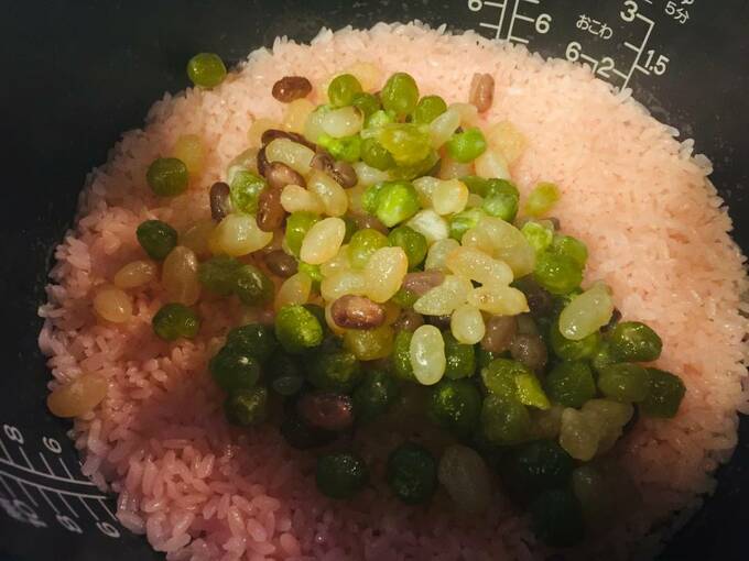 食紅をほんの数滴入れ炊飯