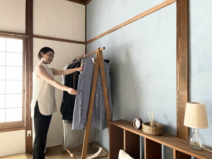 洋服のコンディションをチェックしているひでさん