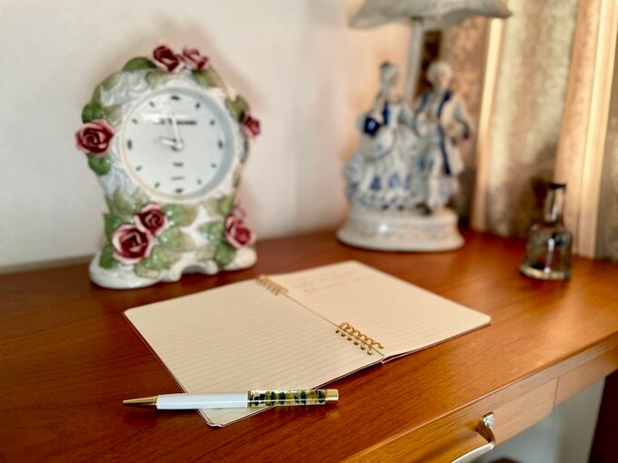 棚の上のペンとノート