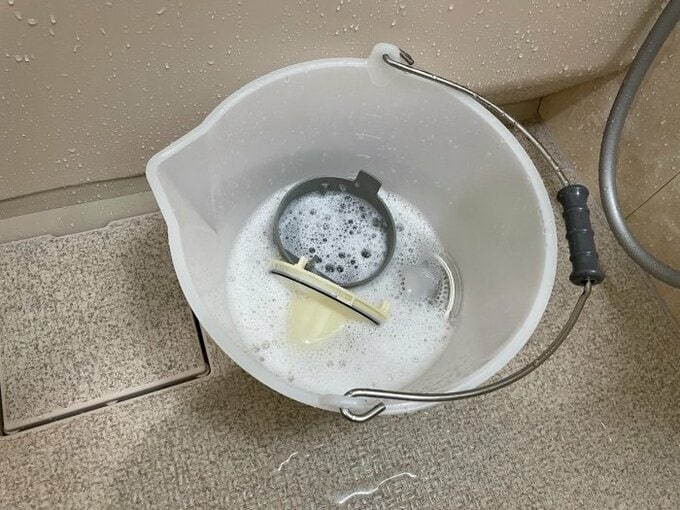 バケツに排水口の小物つけ置き