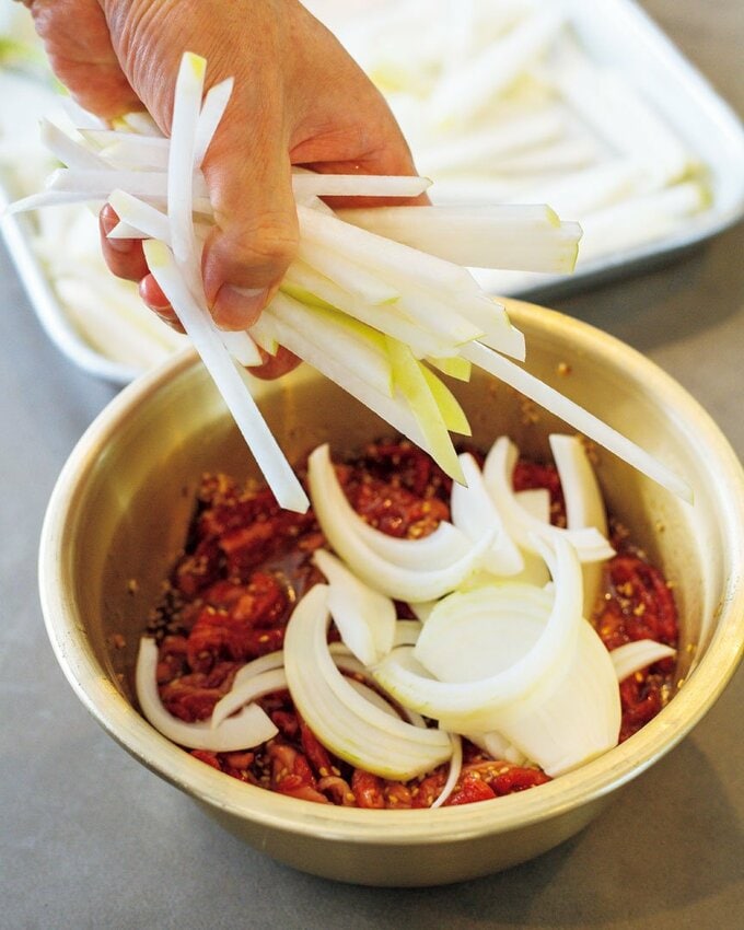 タマネギを入れる様子