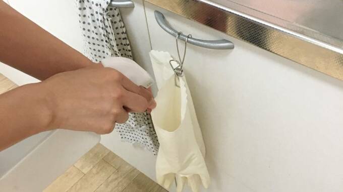 ゴム手袋にスプレー