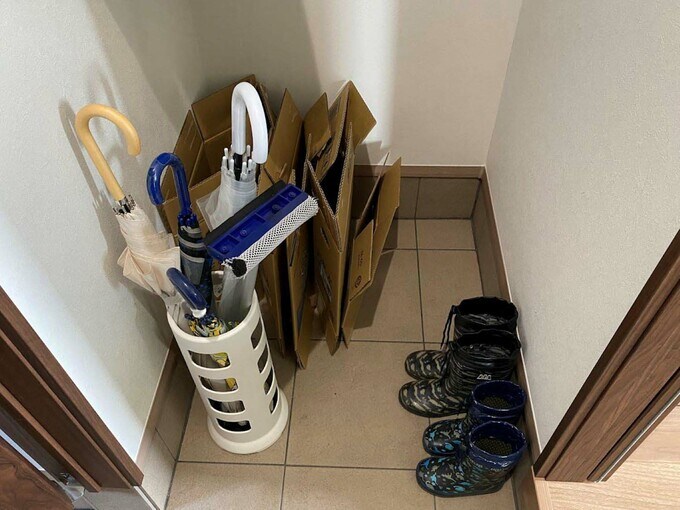 シュークローゼットの下を段ボール置き場に