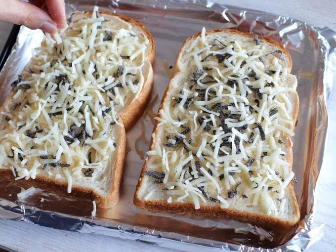 塩昆布、チーズをのせる